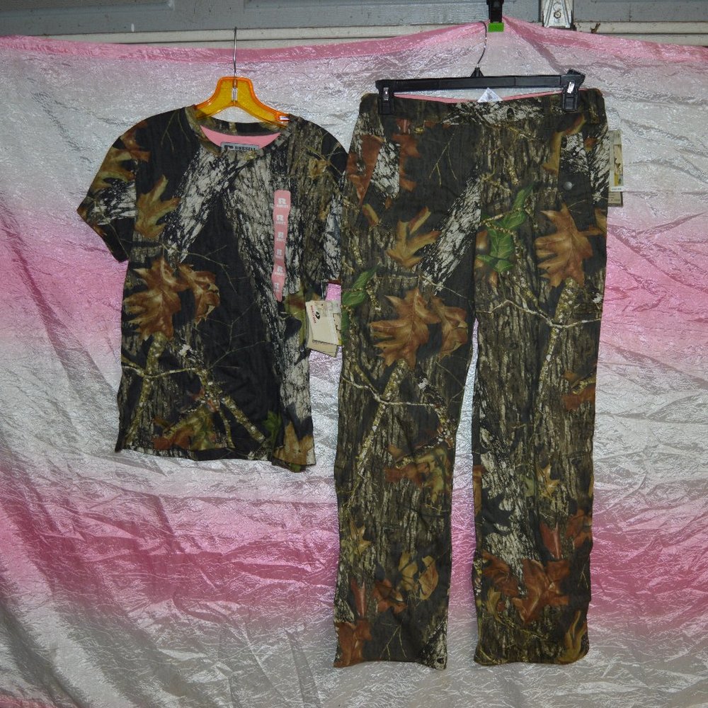 Ladies Mossy Oak 2 piece set new with tags.